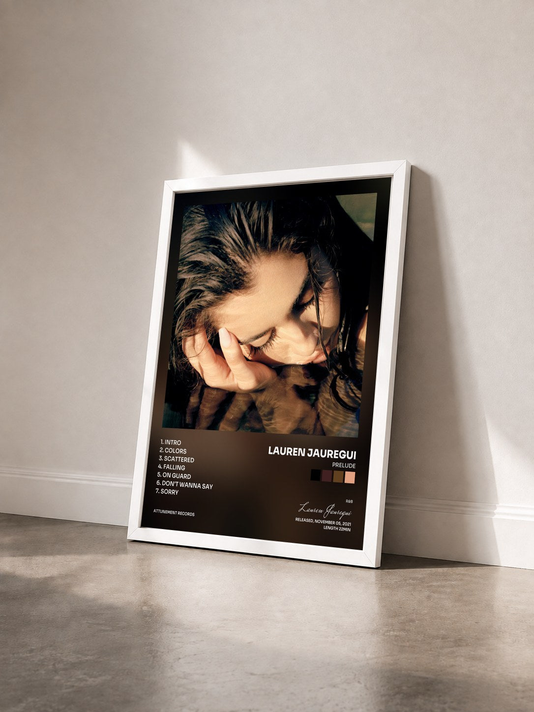 #blanc Tableau de l'album PRELUDE de Lauren Jauregui vu de trois quarts, cadre blanc