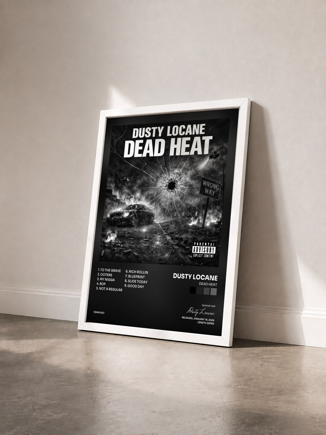 #blanc Tableau de l'album DEAD HEAT de Dusty Locane vu de trois quarts, cadre blanc