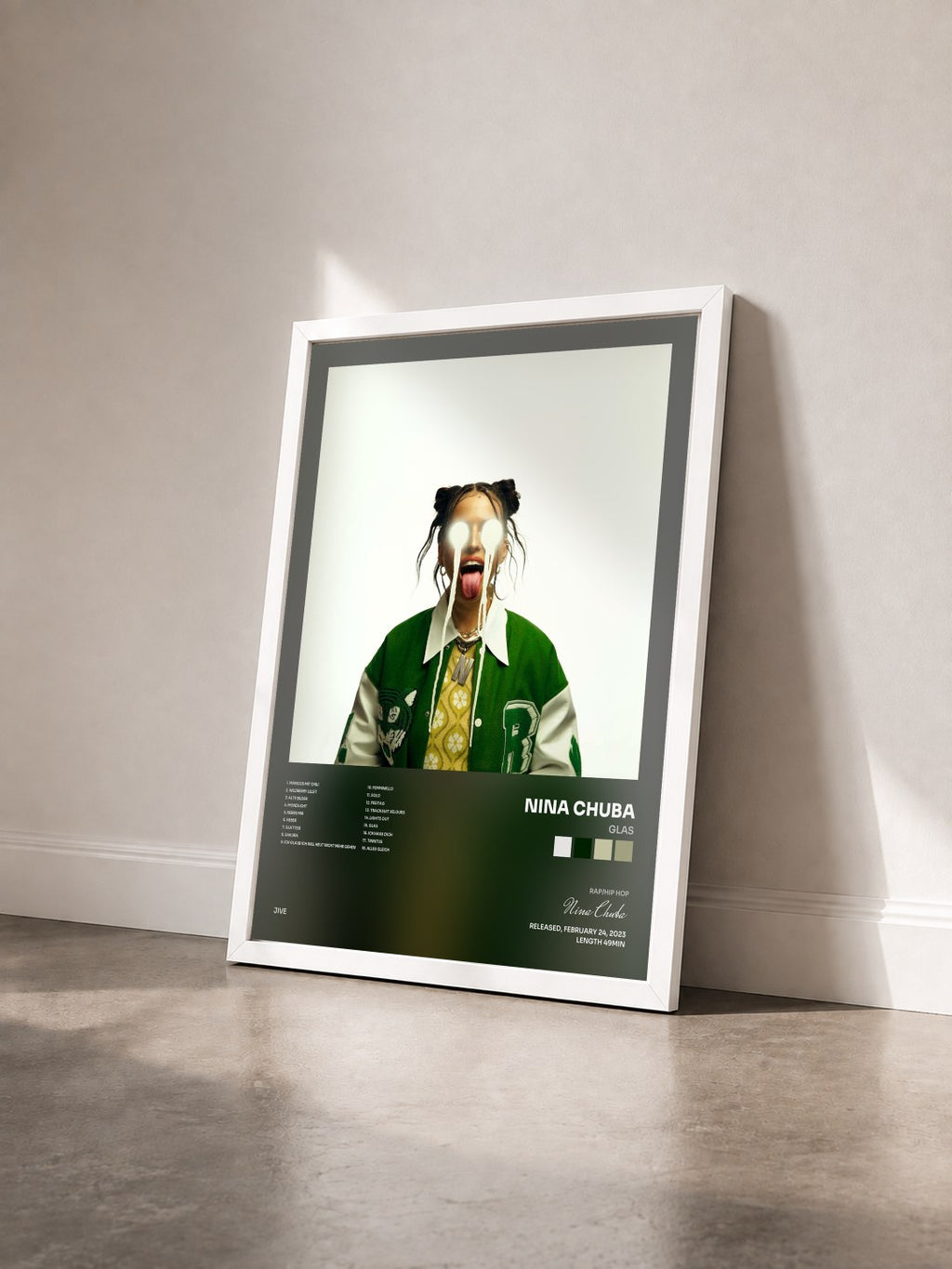 #blanc Tableau de l'album Glas de Nina Chuba vu de trois quarts, cadre blanc
