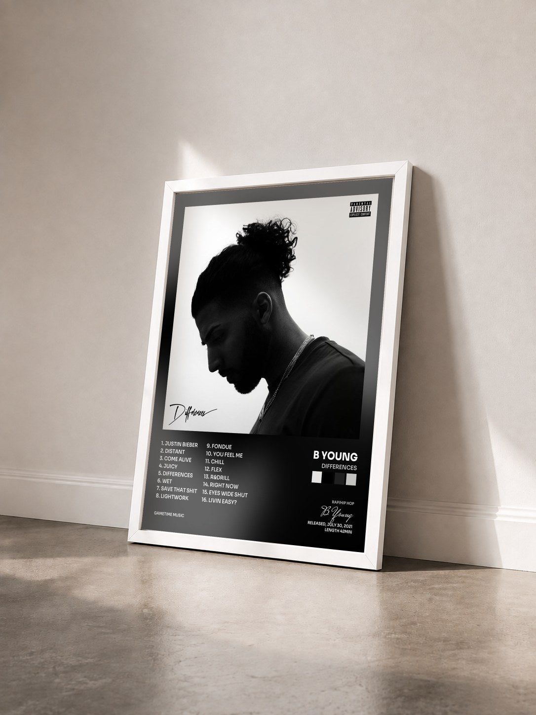 #blanc Tableau de l'album Differences de B Young vu de trois quarts, cadre blanc
