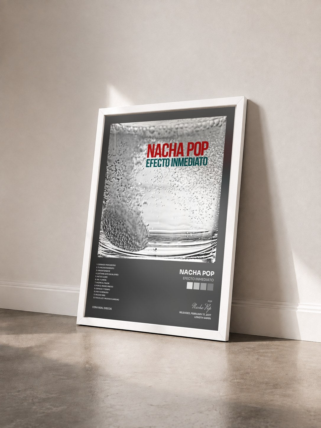 #blanc Tableau de l'album Efecto Inmediato de Nacha Pop vu de trois quarts, cadre blanc