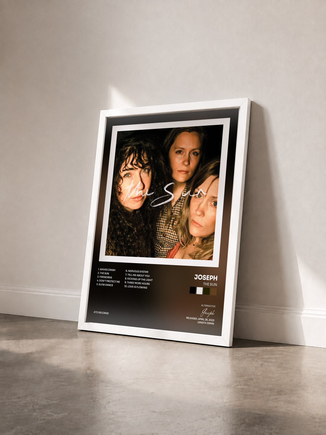 #blanc Tableau de l'album The Sun de Joseph vu de trois quarts, cadre blanc
