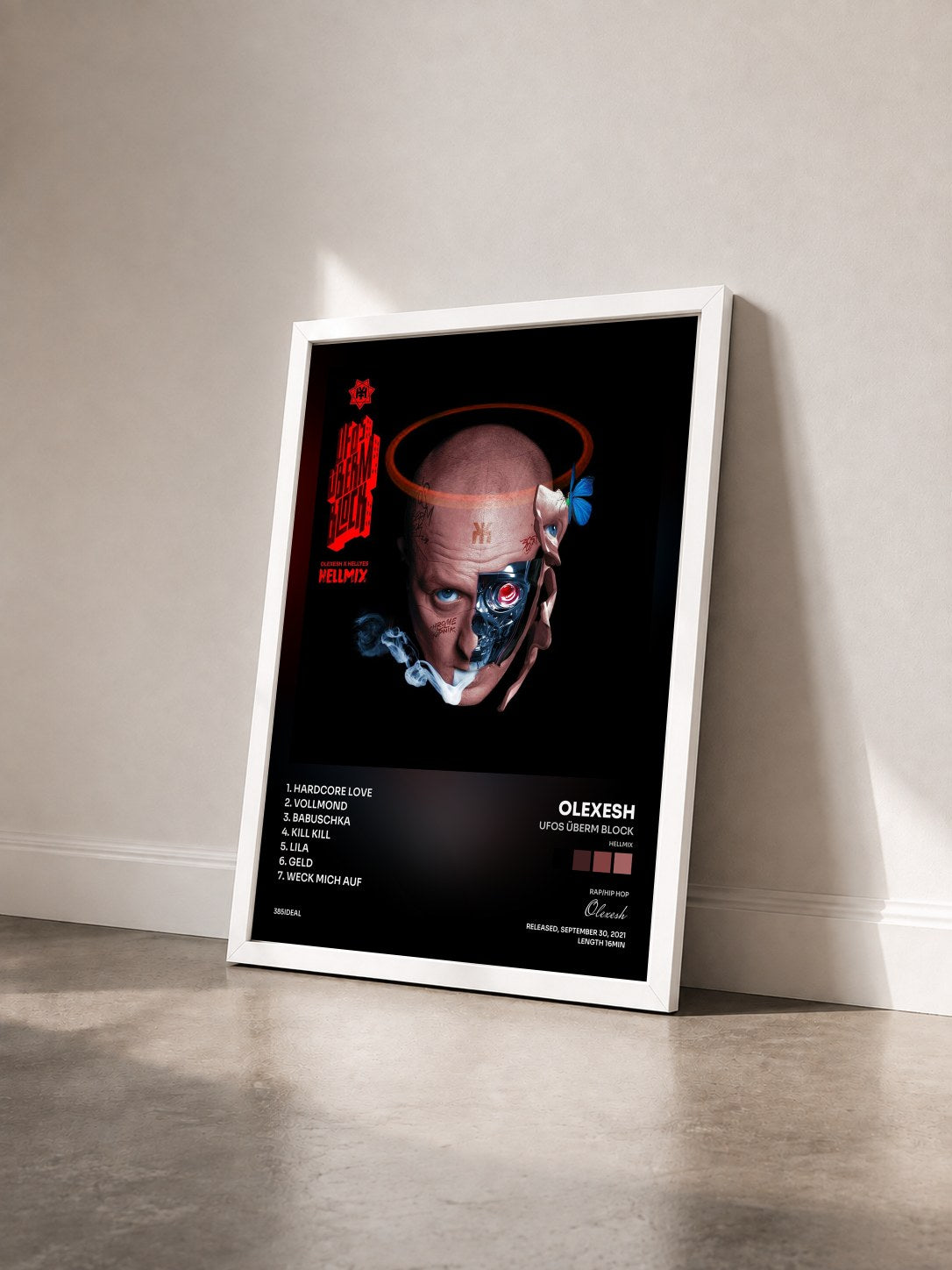#blanc Tableau de l'album UFOS ÜBERM BLOCK (HELLMIX) de Olexesh vu de trois quarts, cadre blanc