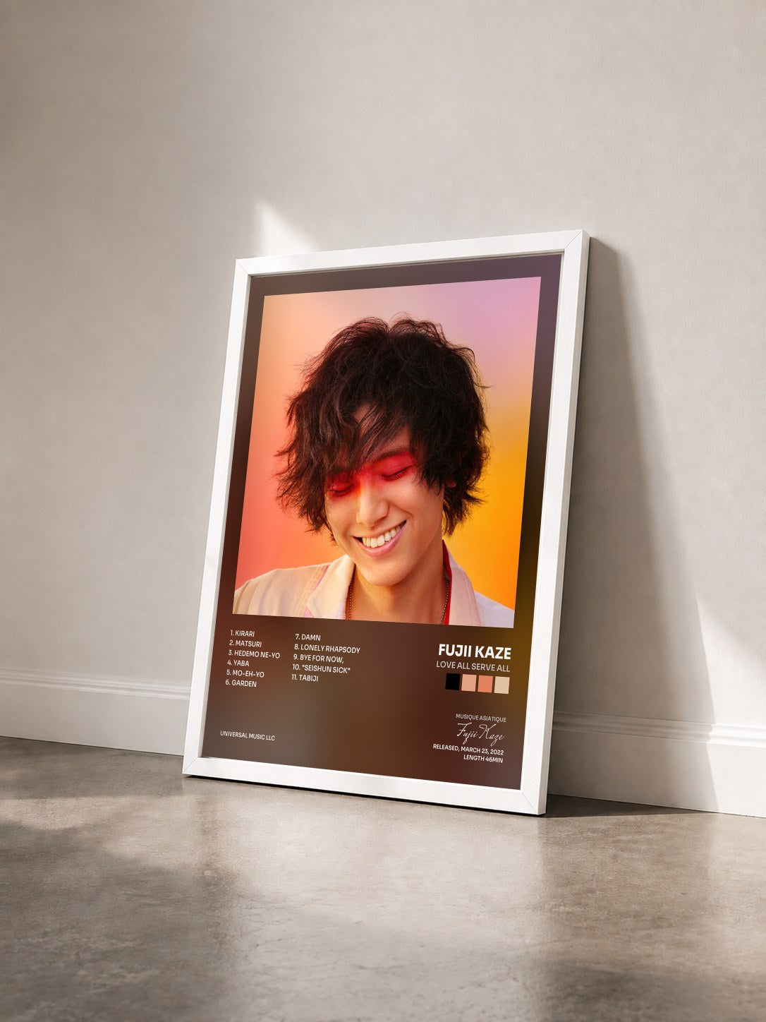 #blanc Tableau de l'album LOVE ALL SERVE ALL de Fujii Kaze vu de trois quarts, cadre blanc