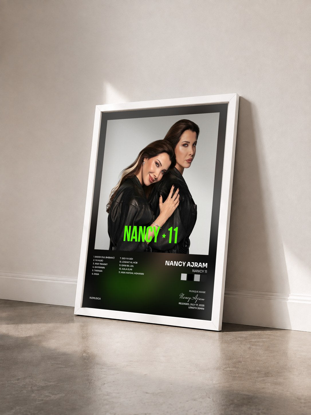 #blanc Tableau de l'album NANCY 11 de Nancy Ajram vu de trois quarts, cadre blanc