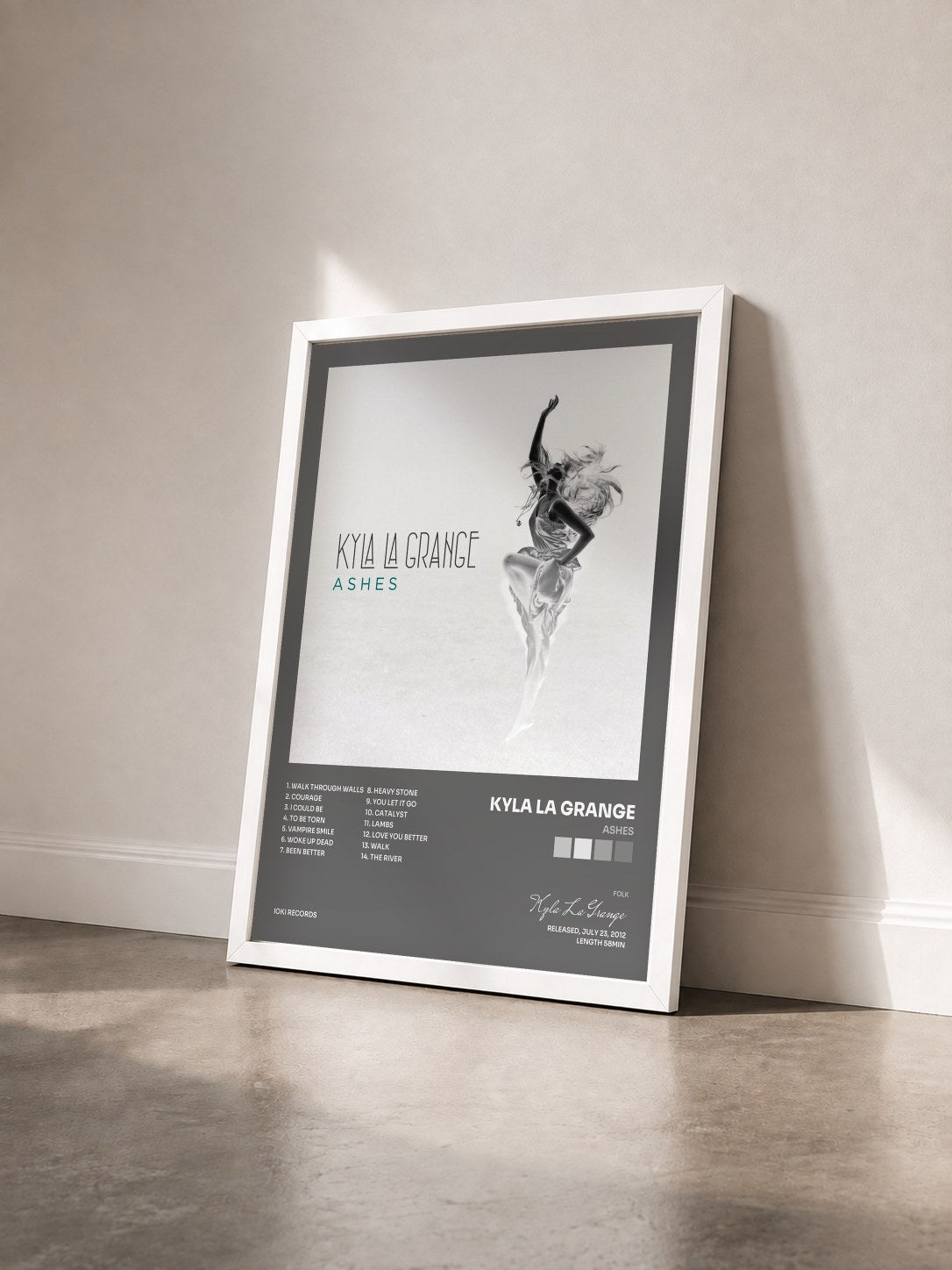 #blanc Tableau de l'album Ashes de Kyla La Grange vu de trois quarts, cadre blanc