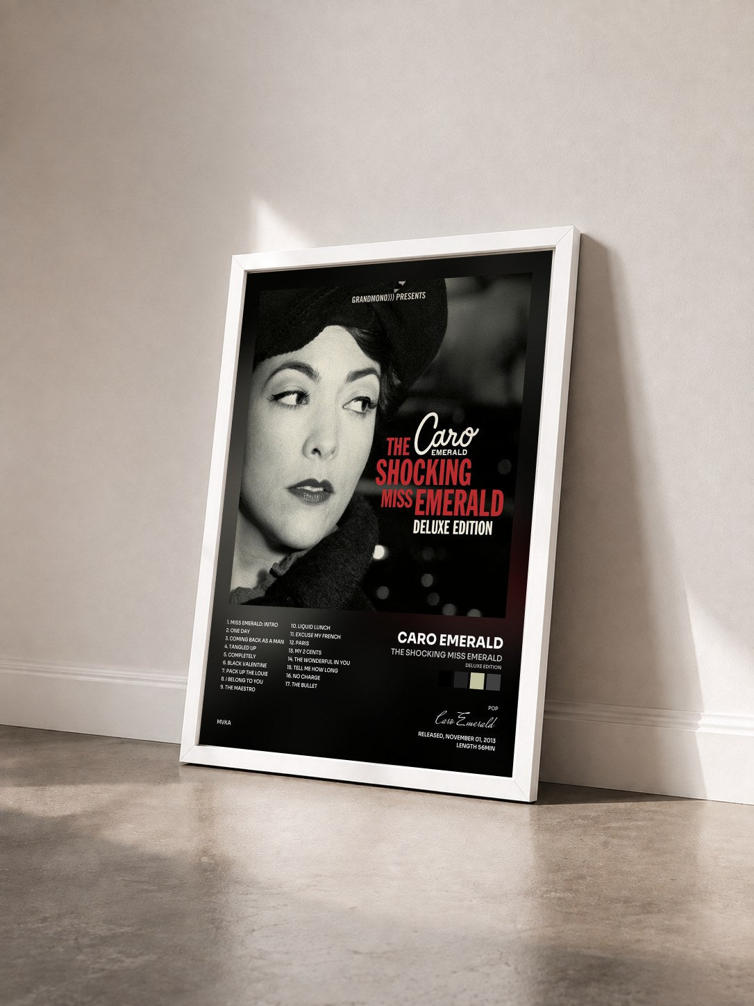 #blanc Tableau de l'album The Shocking Miss Emerald (Deluxe Edition) de Caro Emerald vu de trois quarts, cadre blanc