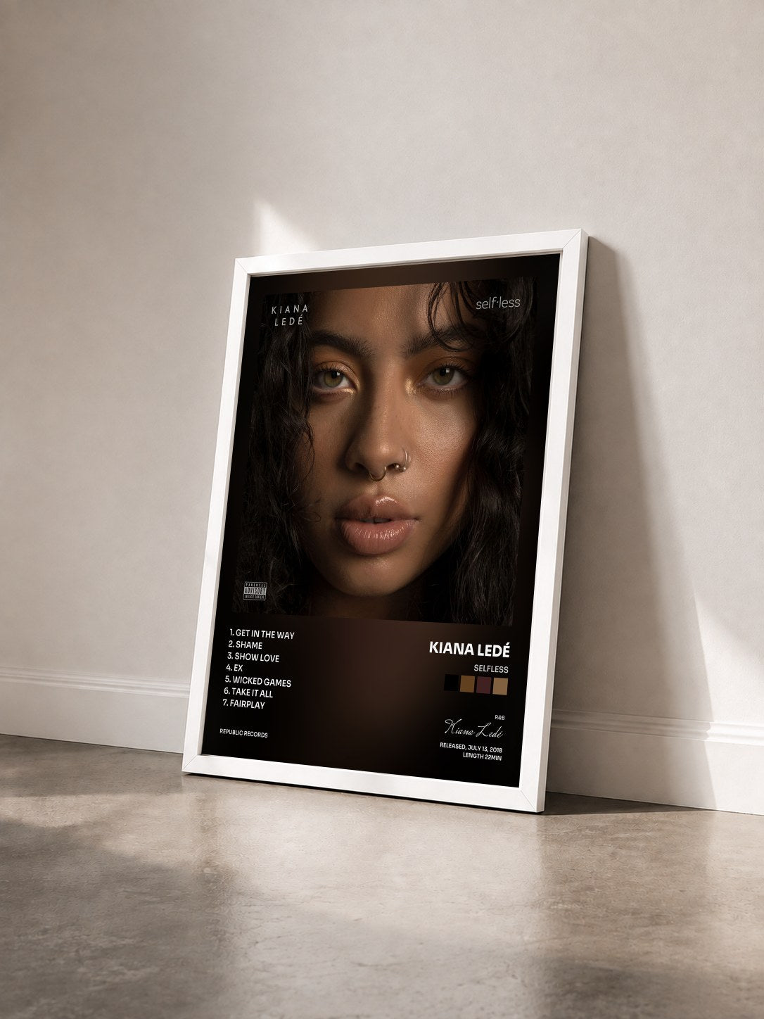 #blanc Tableau de l'album Selfless de Kiana Ledé vu de trois quarts, cadre blanc