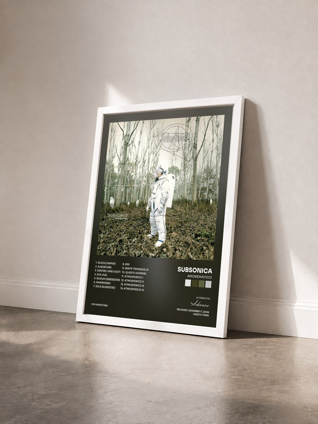 #blanc Tableau de l'album Amorematico de Subsonica vu de trois quarts, cadre blanc