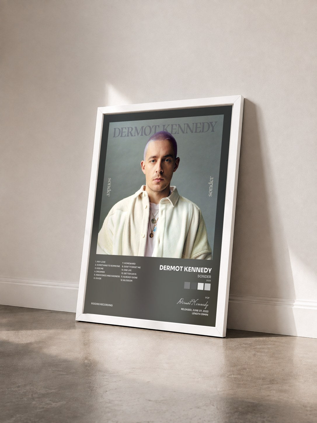 #blanc Tableau de l'album Sonder (2023) de Dermot Kennedy vu de trois quarts, cadre blanc