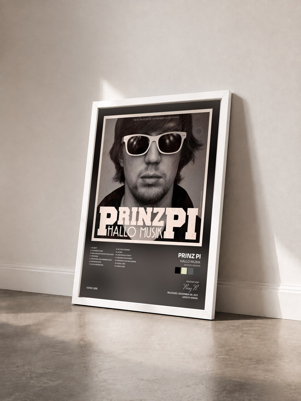 #blanc Tableau de l'album Hallo Musik (Akustik Version) de Prinz Pi vu de trois quarts, cadre blanc