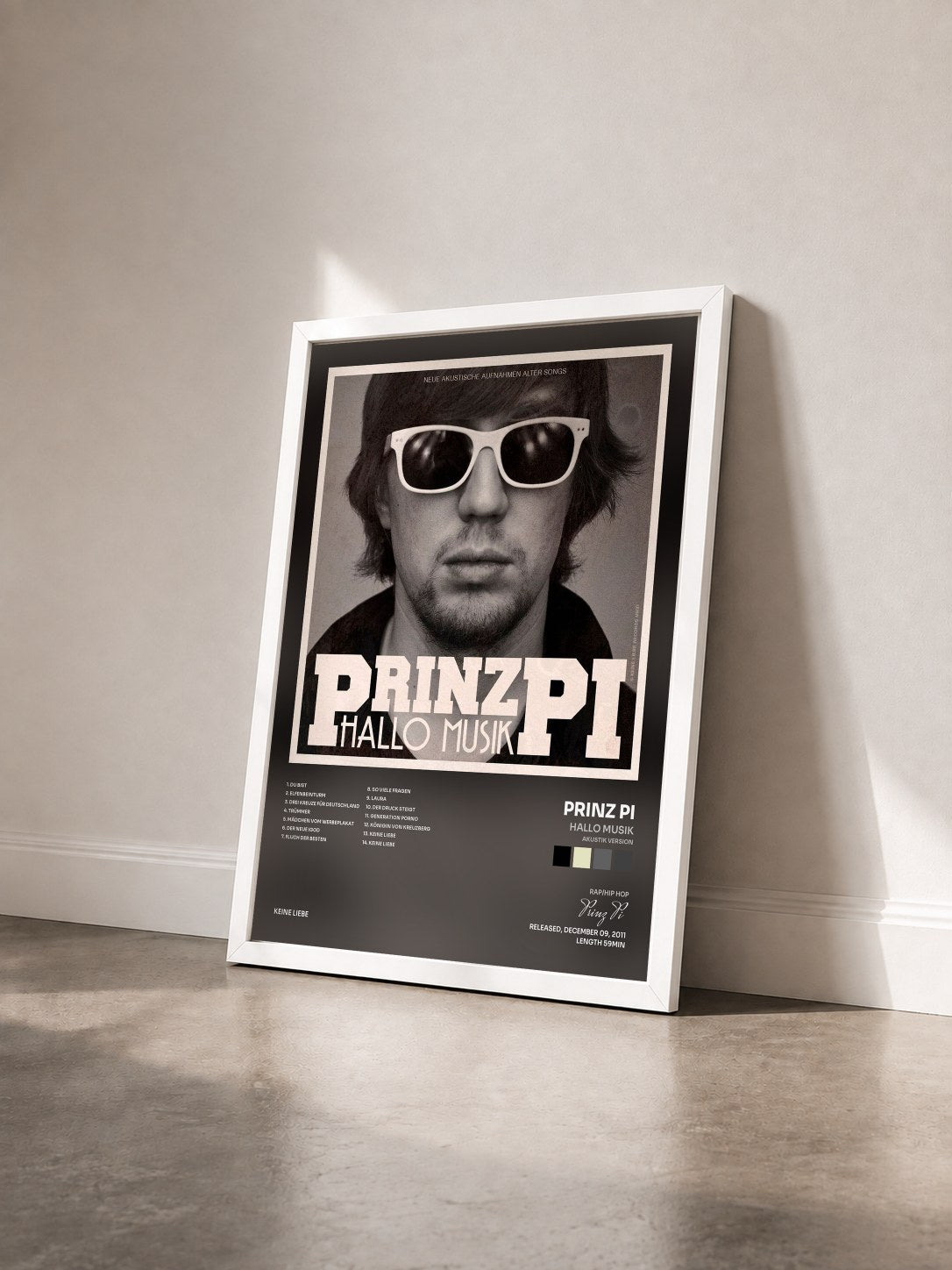 #blanc Tableau de l'album Hallo Musik (Akustik Version) de Prinz Pi vu de trois quarts, cadre blanc