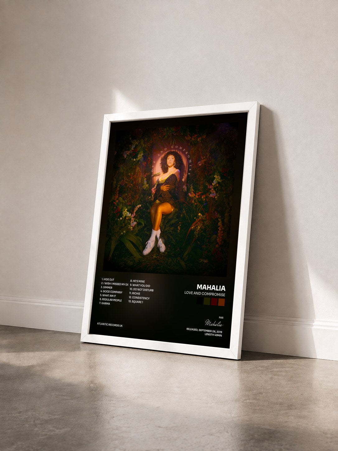 #blanc Tableau de l'album LOVE AND COMPROMISE de Mahalia vu de trois quarts, cadre blanc