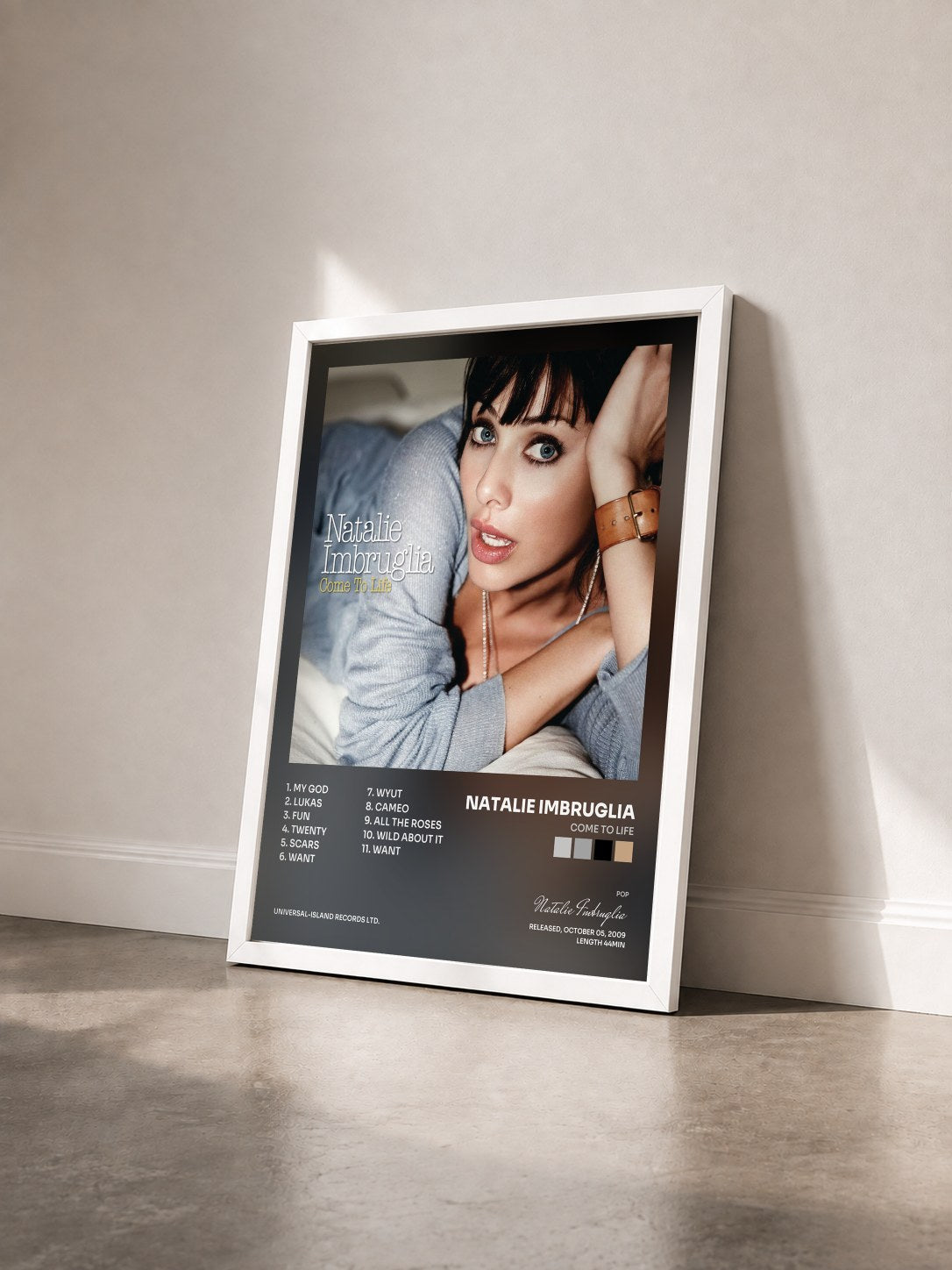 #blanc Tableau de l'album Come To Life de Natalie Imbruglia vu de trois quarts, cadre blanc