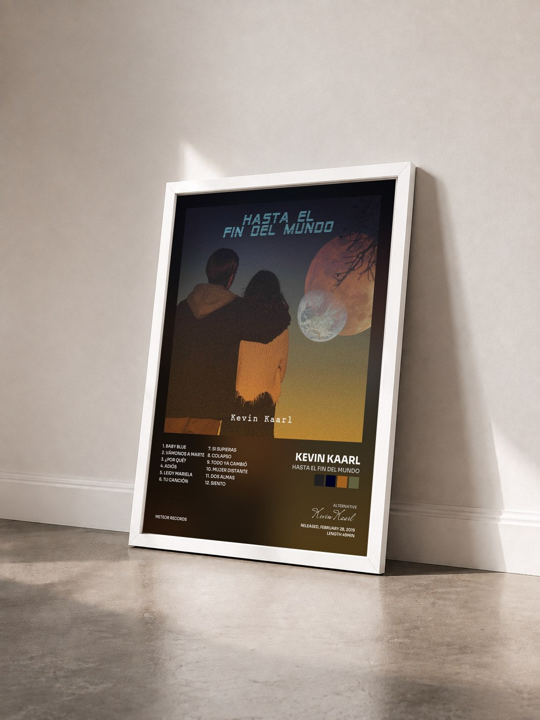 #blanc Tableau de l'album Hasta el Fin Del Mundo de Kevin Kaarl vu de trois quarts, cadre blanc