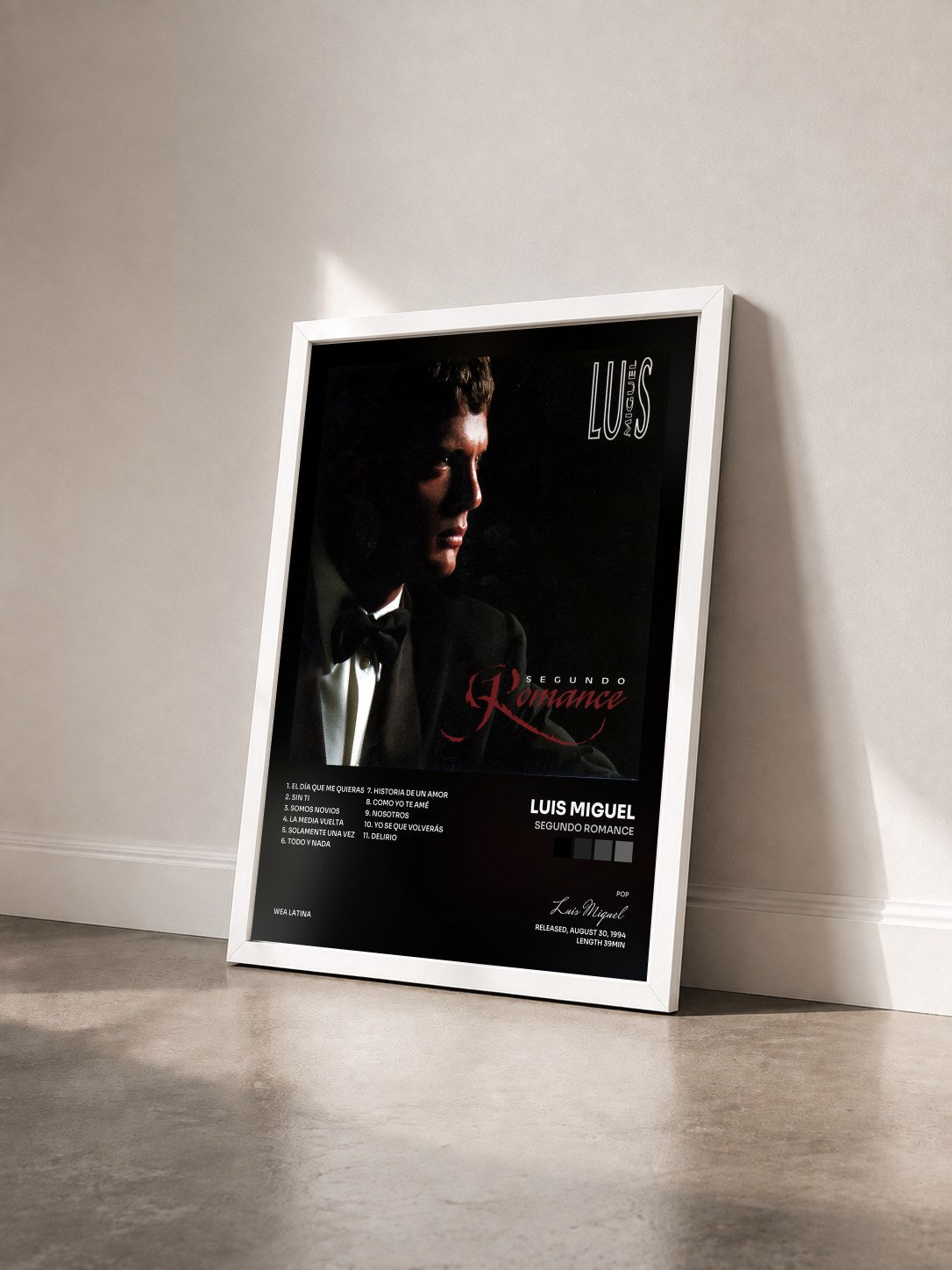 #blanc Tableau de l'album Segundo Romance de Luis Miguel vu de trois quarts, cadre blanc
