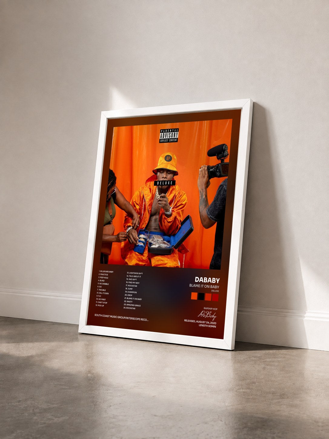 #blanc Tableau de l'album BLAME IT ON BABY (DELUXE) de DaBaby vu de trois quarts, cadre blanc