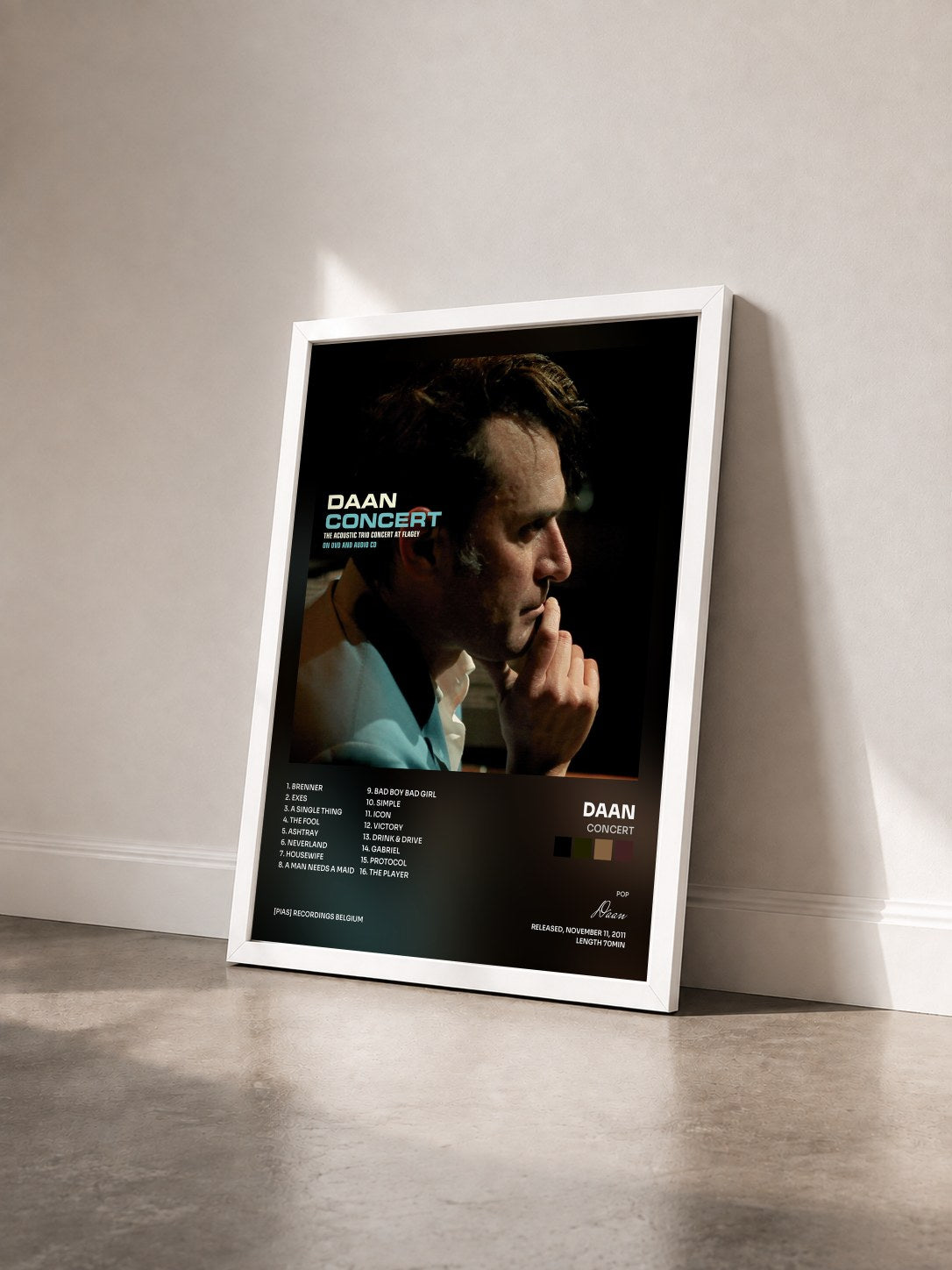#blanc Tableau de l'album Concert de Daan vu de trois quarts, cadre blanc