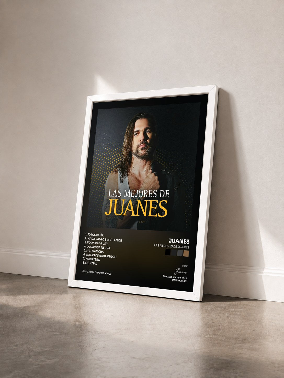 #blanc Tableau de l'album Las Mejores de Juanes de Juanes vu de trois quarts, cadre blanc
