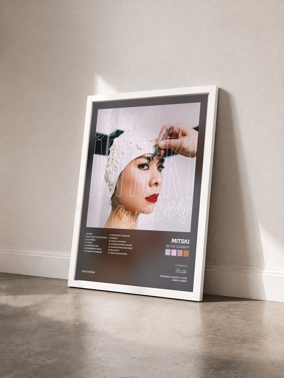 #blanc Tableau de l'album Be the Cowboy de Mitski vu de trois quarts, cadre blanc