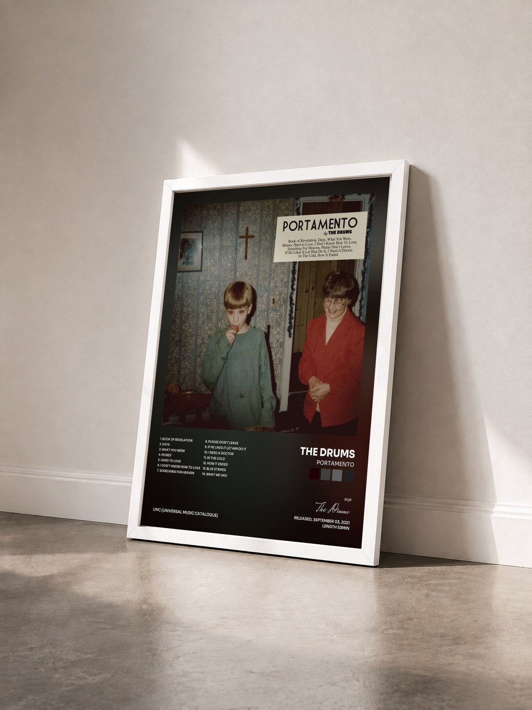 #blanc Tableau de l'album Portamento de The Drums vu de trois quarts, cadre blanc