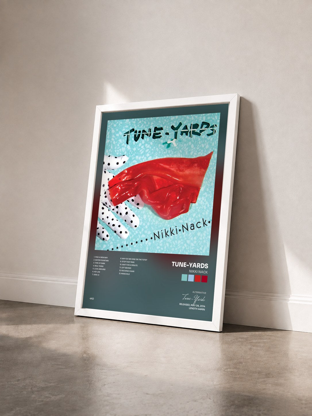 #blanc Tableau de l'album Nikki Nack de Tune-Yards vu de trois quarts, cadre blanc