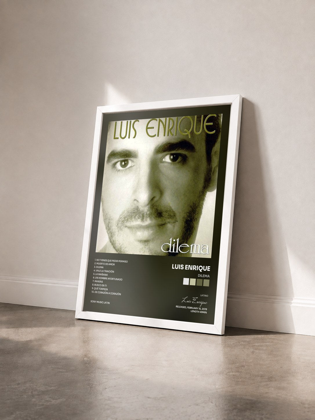 #blanc Tableau de l'album Dilema de Luis Enrique vu de trois quarts, cadre blanc