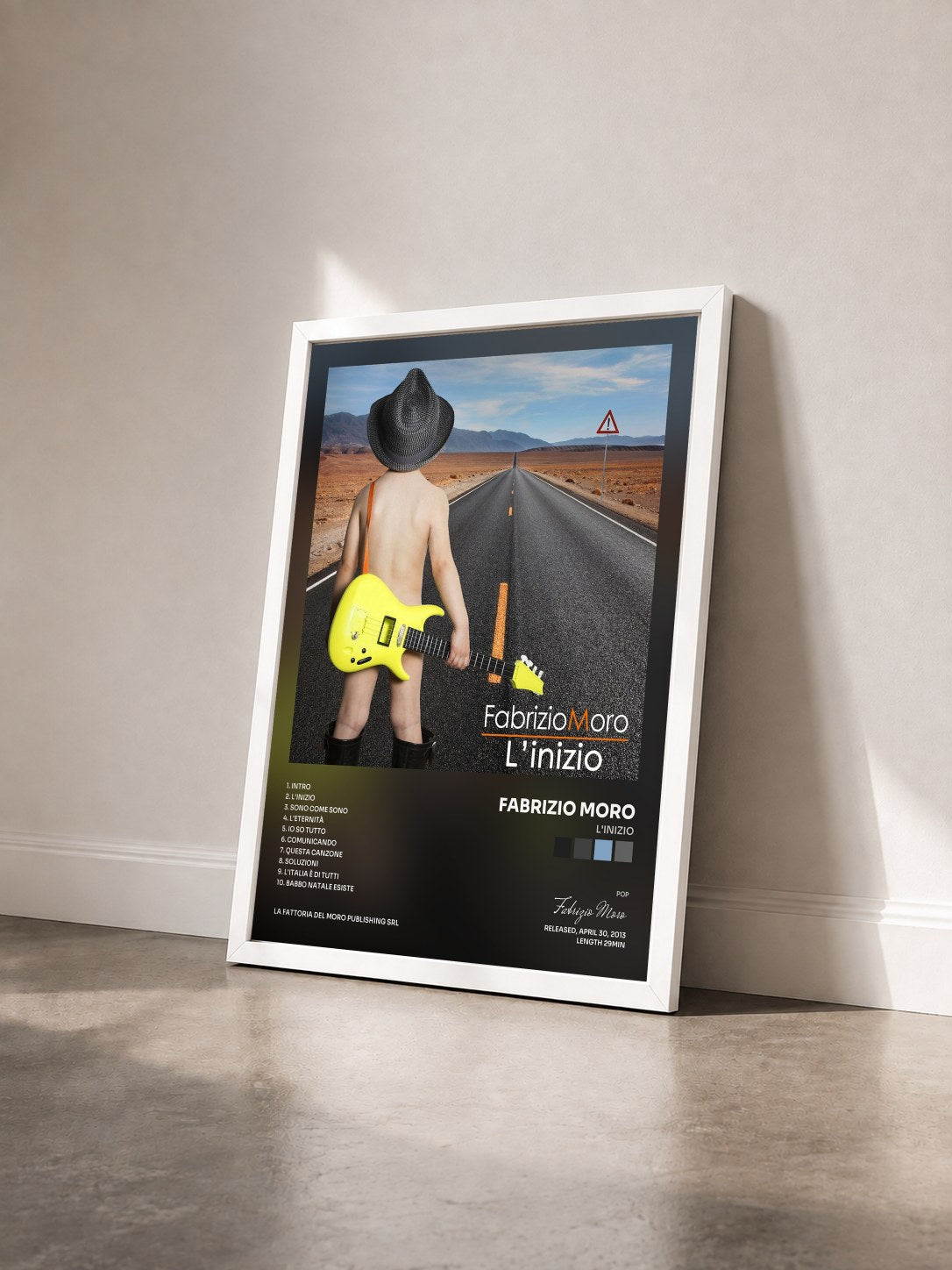 #blanc Tableau de l'album L'inizio de Fabrizio Moro vu de trois quarts, cadre blanc