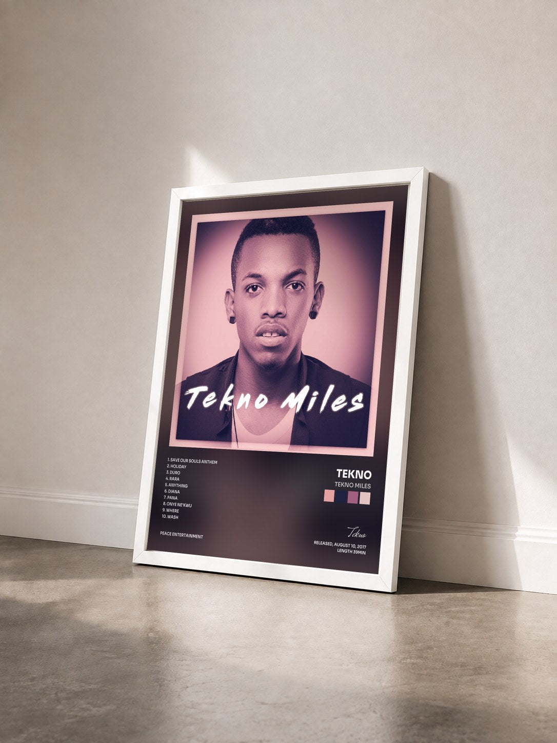 #blanc Tableau de l'album Tekno Miles de Tekno vu de trois quarts, cadre blanc