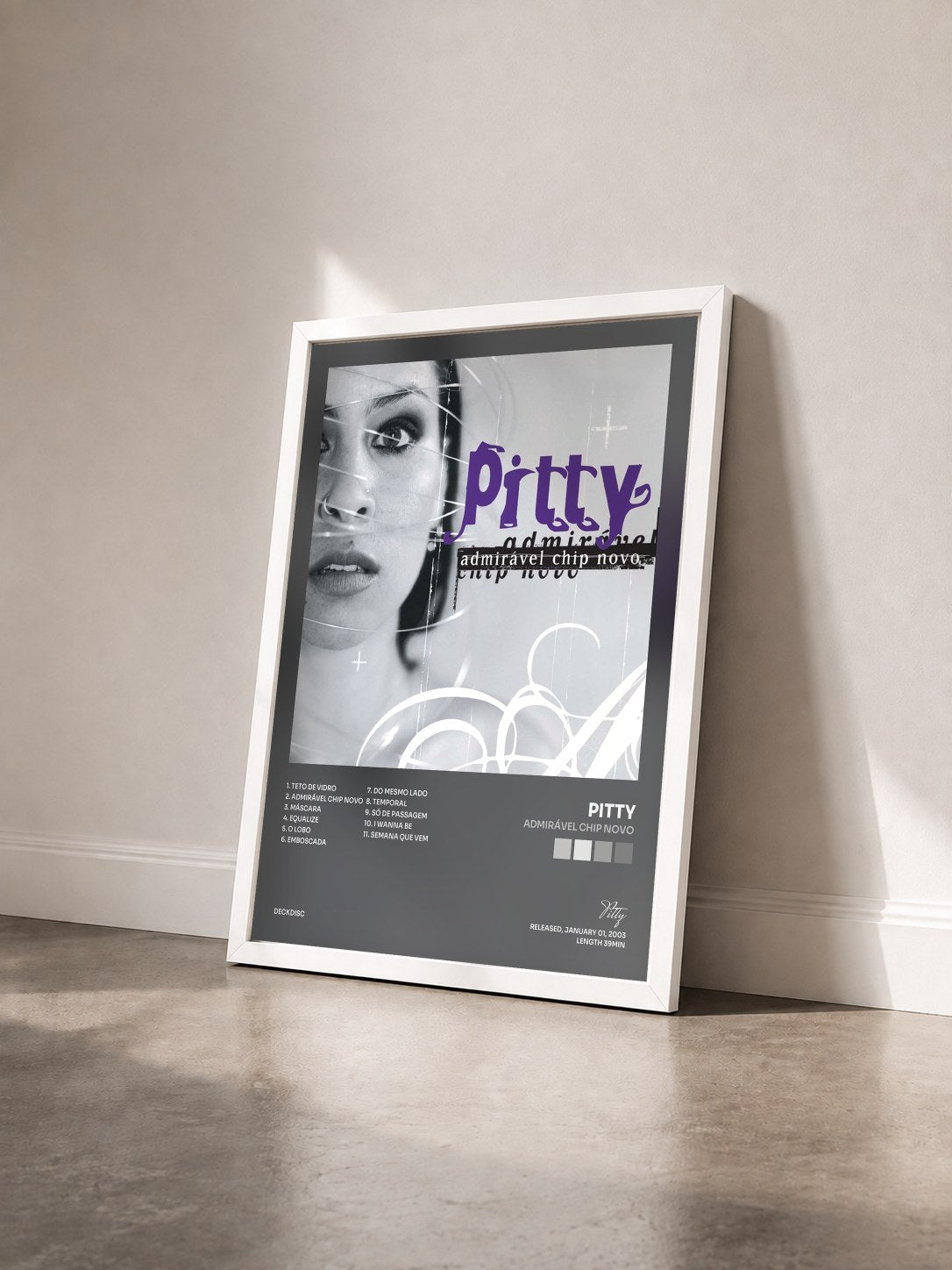 #blanc Tableau de l'album Admirável Chip Novo de Pitty vu de trois quarts, cadre blanc
