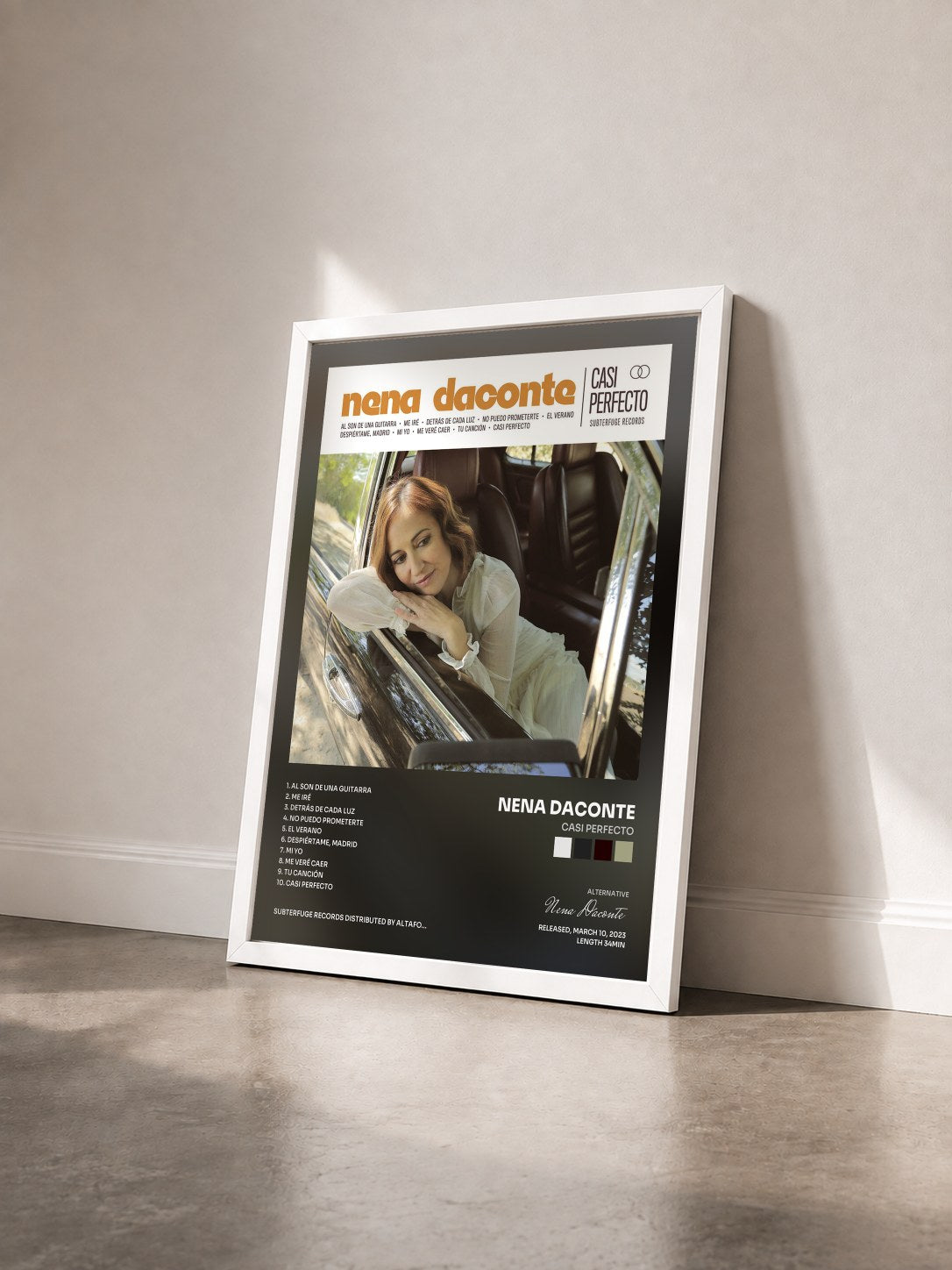 #blanc Tableau de l'album Casi Perfecto de Nena Daconte vu de trois quarts, cadre blanc