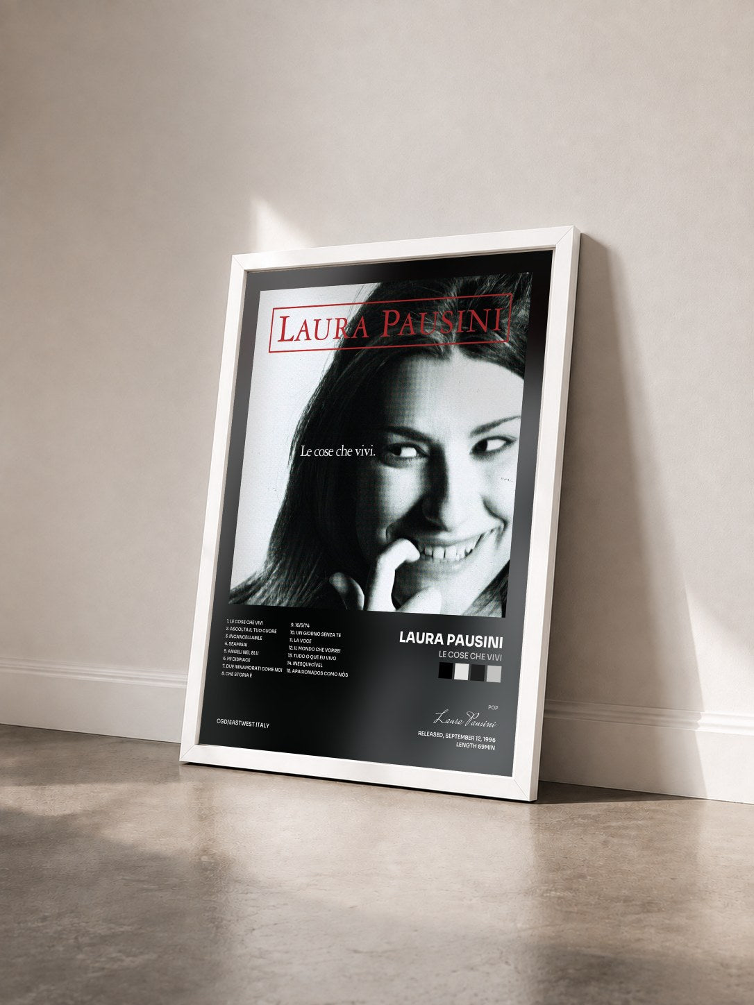 #blanc Tableau de l'album Le cose che vivi de Laura Pausini vu de trois quarts, cadre blanc