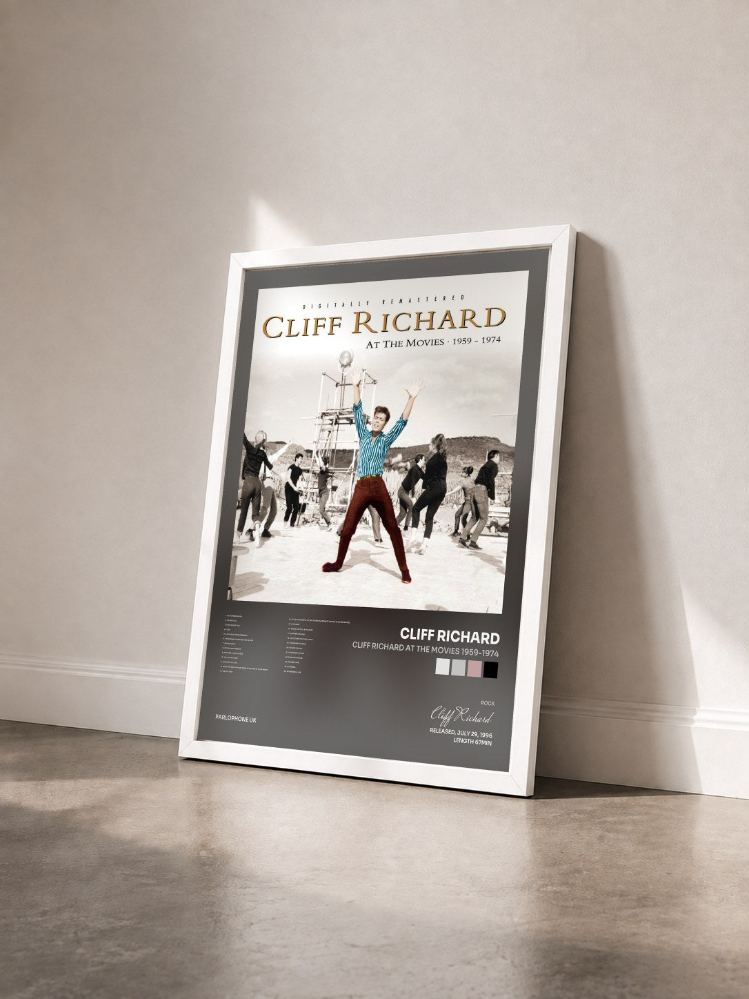 #blanc Tableau de l'album Cliff Richard at the Movies 1959-1974 de Cliff Richard vu de trois quarts, cadre blanc
