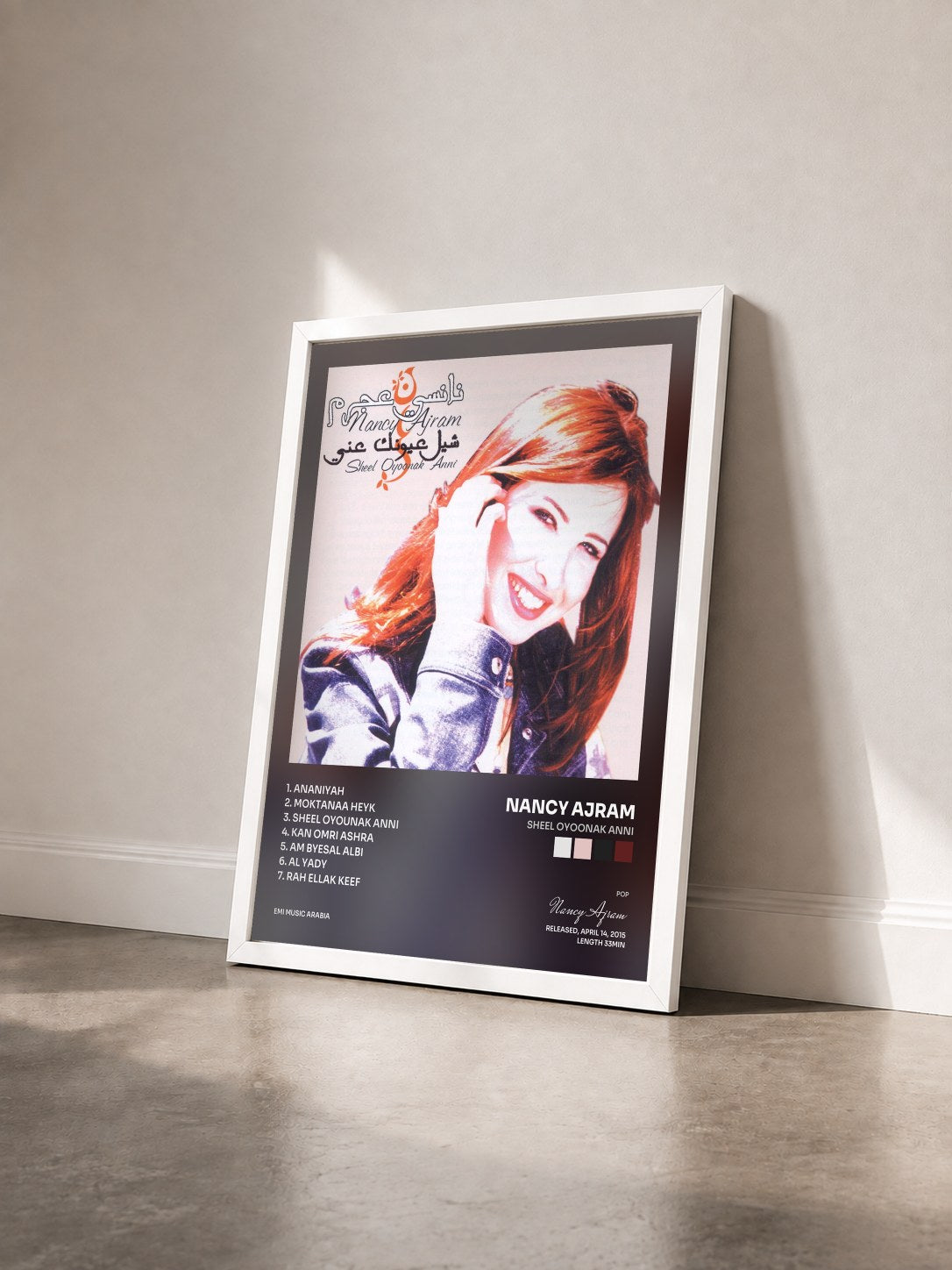 #blanc Tableau de l'album Sheel Oyoonak Anni de Nancy Ajram vu de trois quarts, cadre blanc