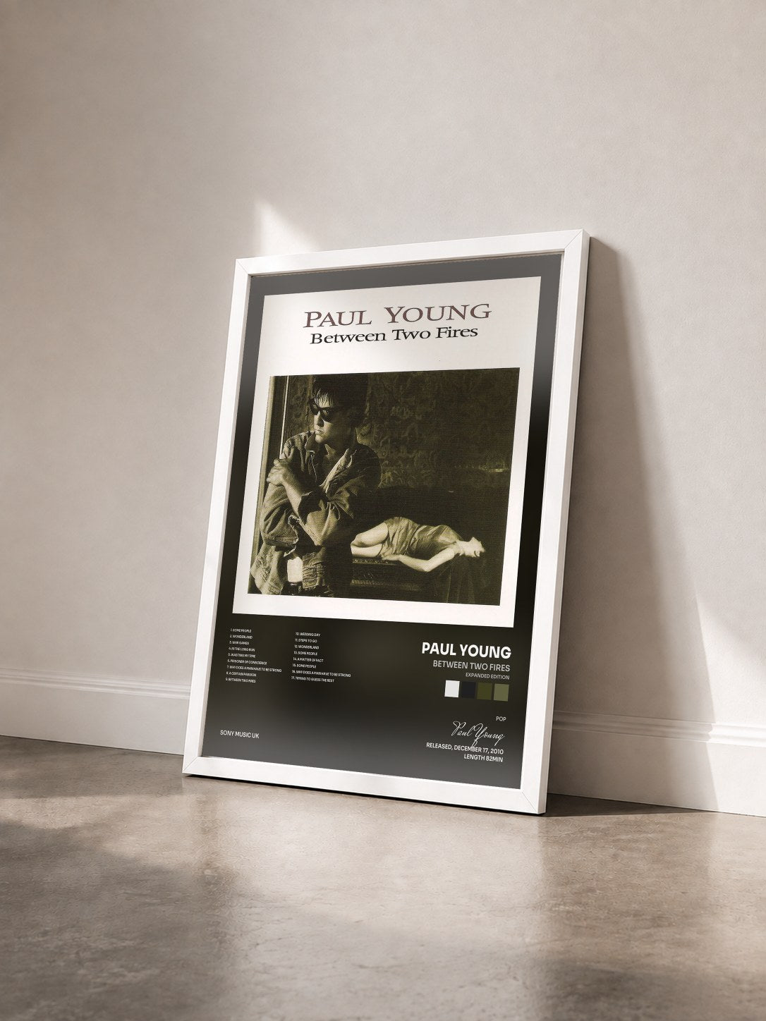 #blanc Tableau de l'album Between Two Fires (Expanded Edition) de Paul Young vu de trois quarts, cadre blanc