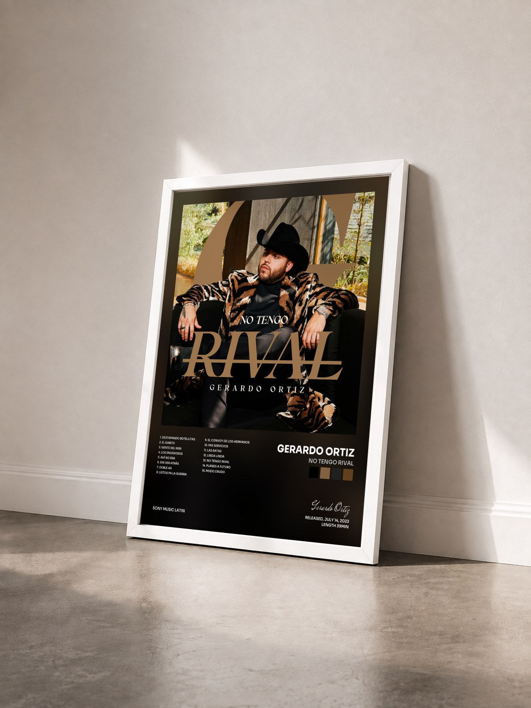#blanc Tableau de l'album No Tengo Rival de Gerardo Ortiz vu de trois quarts, cadre blanc