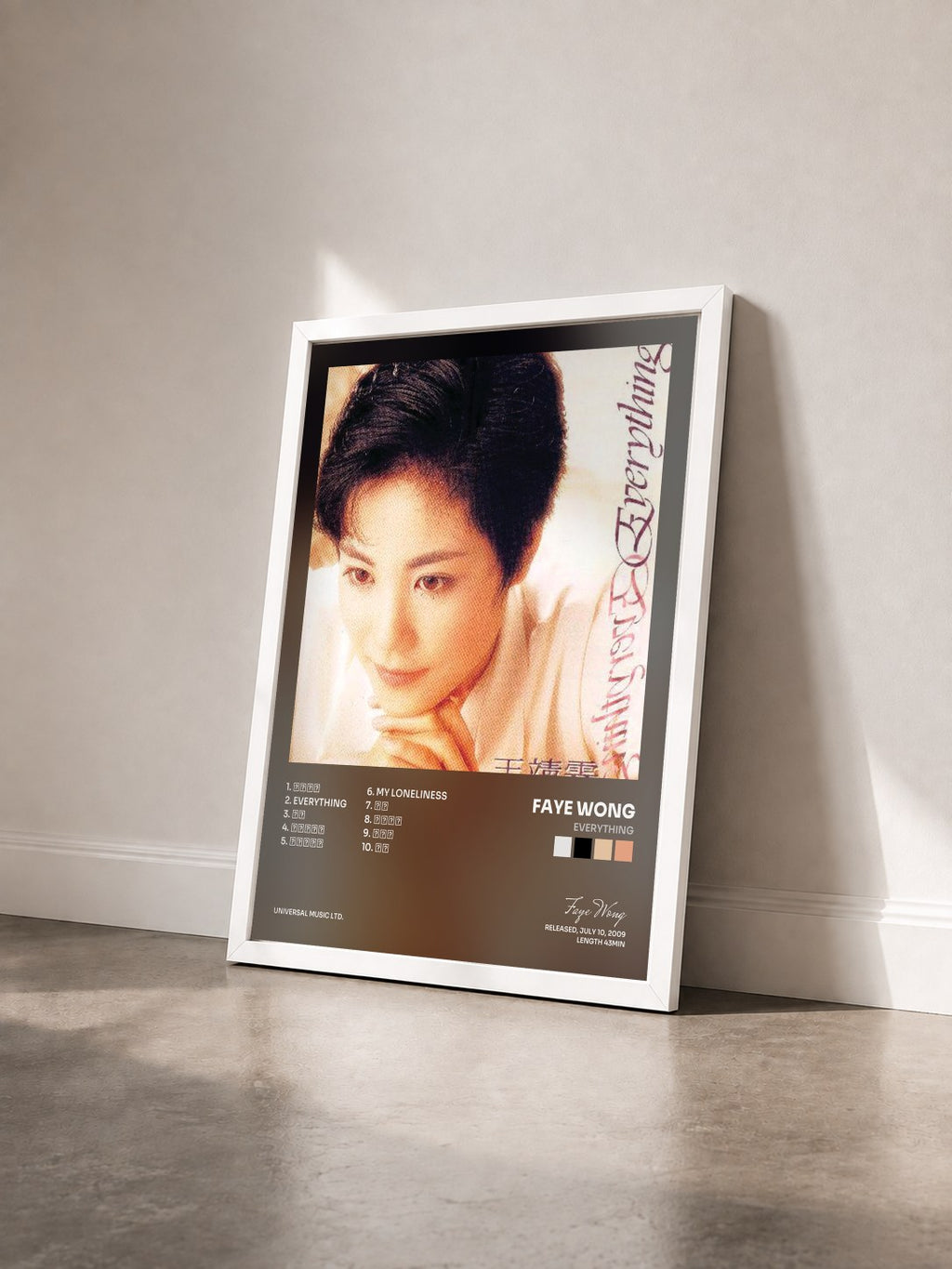 #blanc Tableau de l'album Everything de Faye Wong vu de trois quarts, cadre blanc