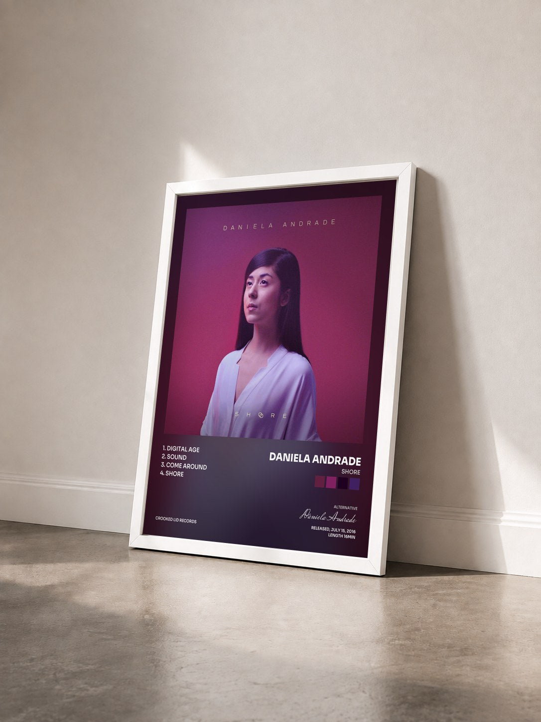#blanc Tableau de l'album Shore de Daniela Andrade vu de trois quarts, cadre blanc