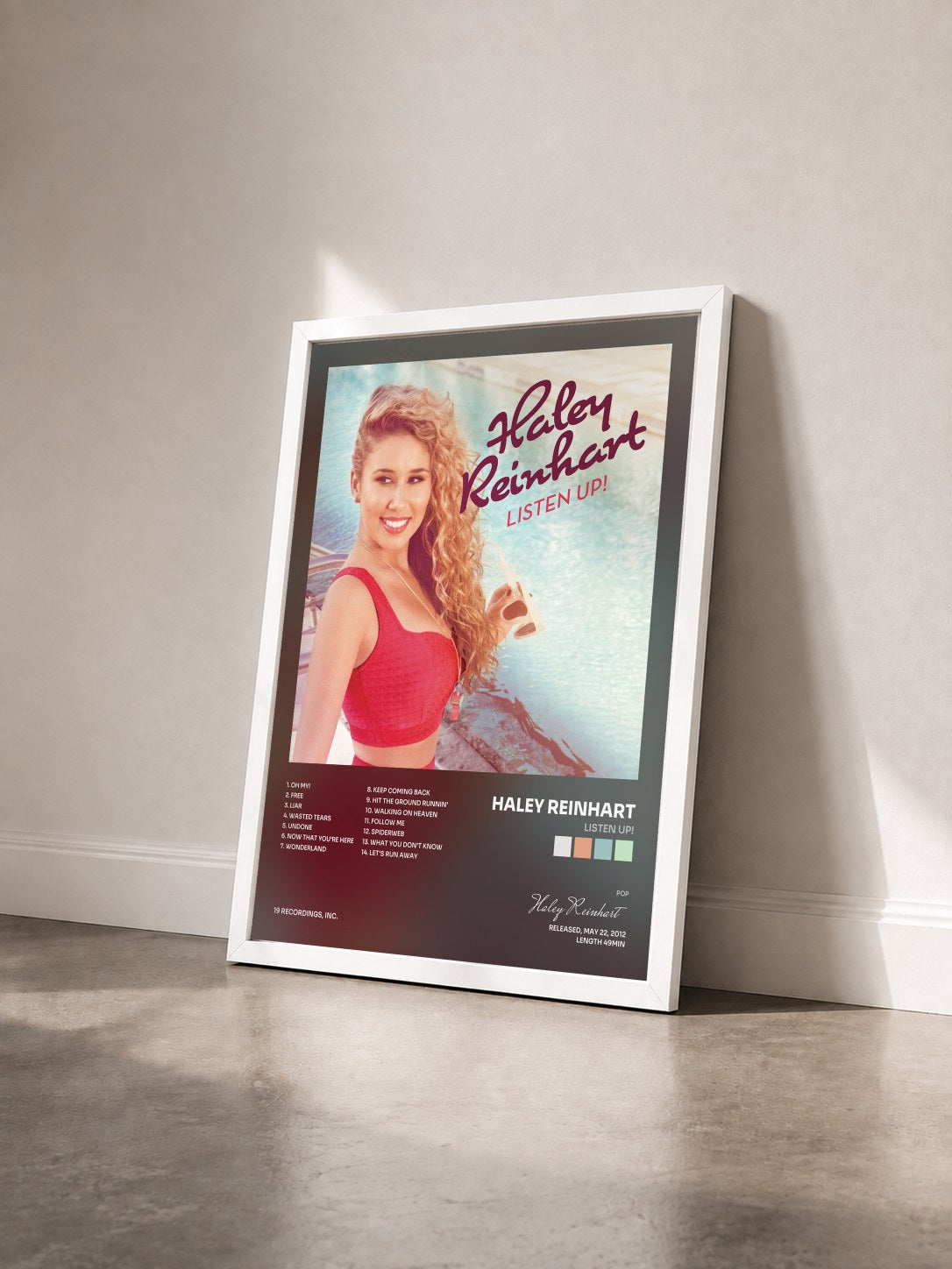 #blanc Tableau de l'album Listen Up! de Haley Reinhart vu de trois quarts, cadre blanc