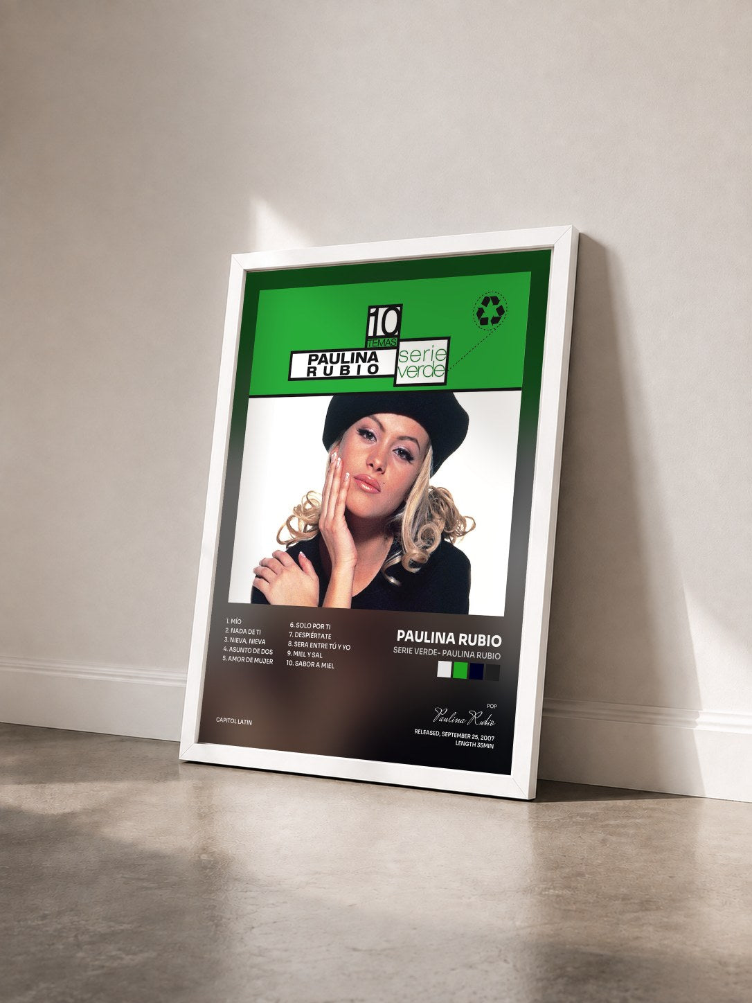 #blanc Tableau de l'album Serie Verde- Paulina Rubio de Paulina Rubio vu de trois quarts, cadre blanc