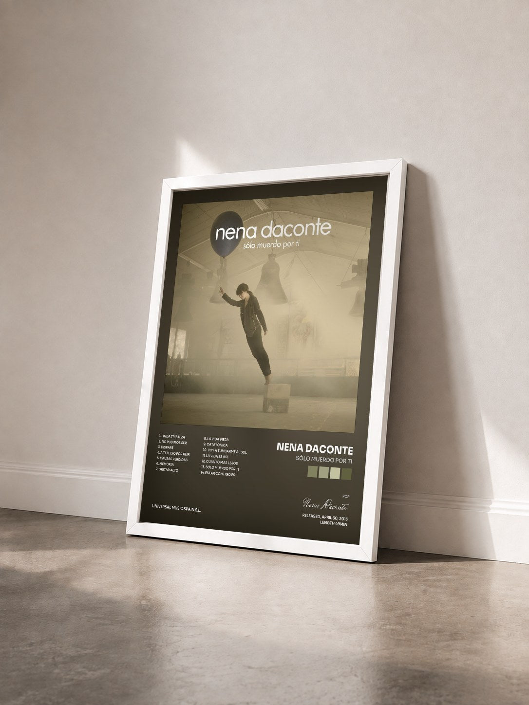 #blanc Tableau de l'album Sólo Muerdo Por Ti de Nena Daconte vu de trois quarts, cadre blanc