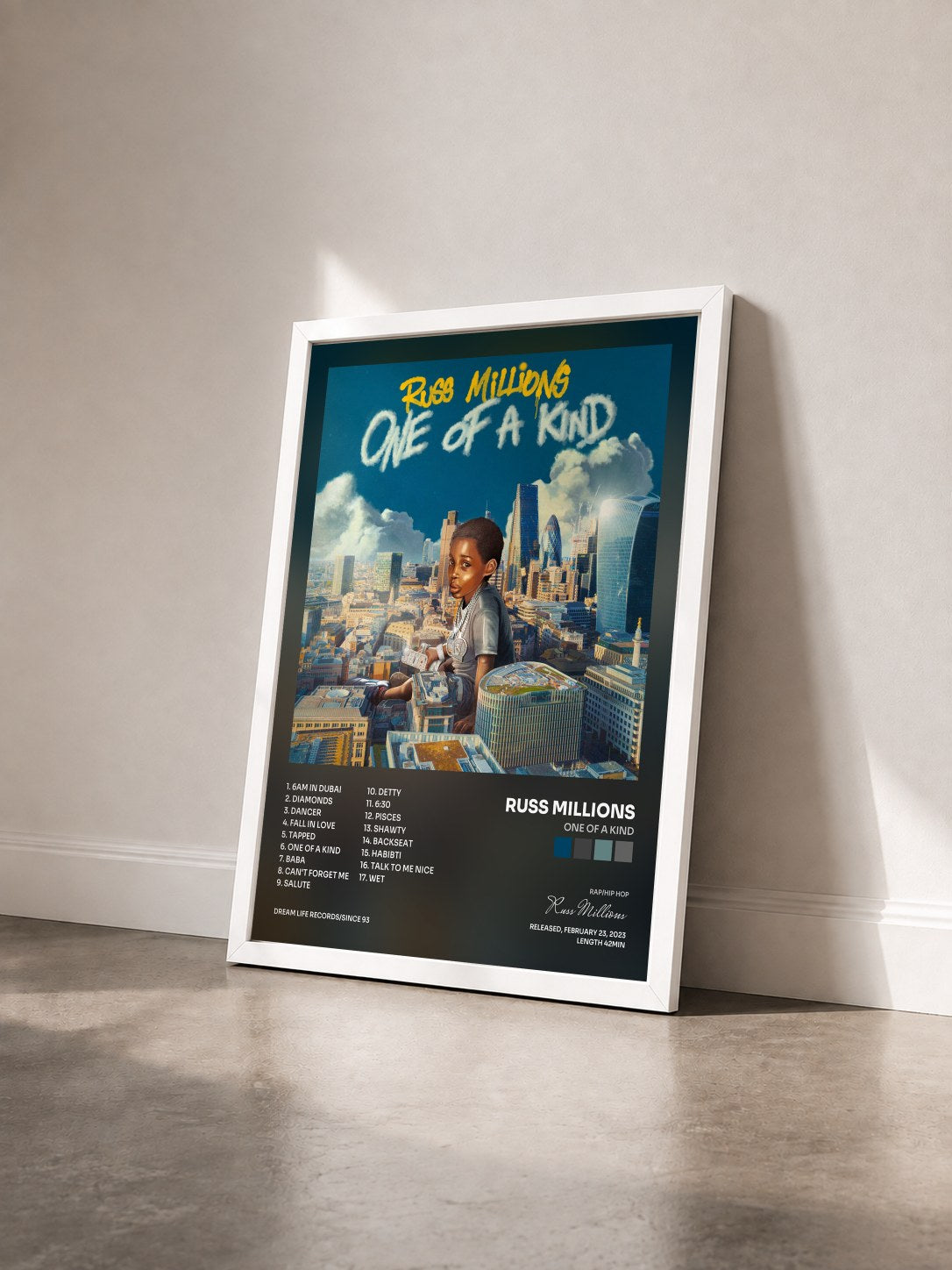 #blanc Tableau de l'album One Of A Kind de Russ Millions vu de trois quarts, cadre blanc