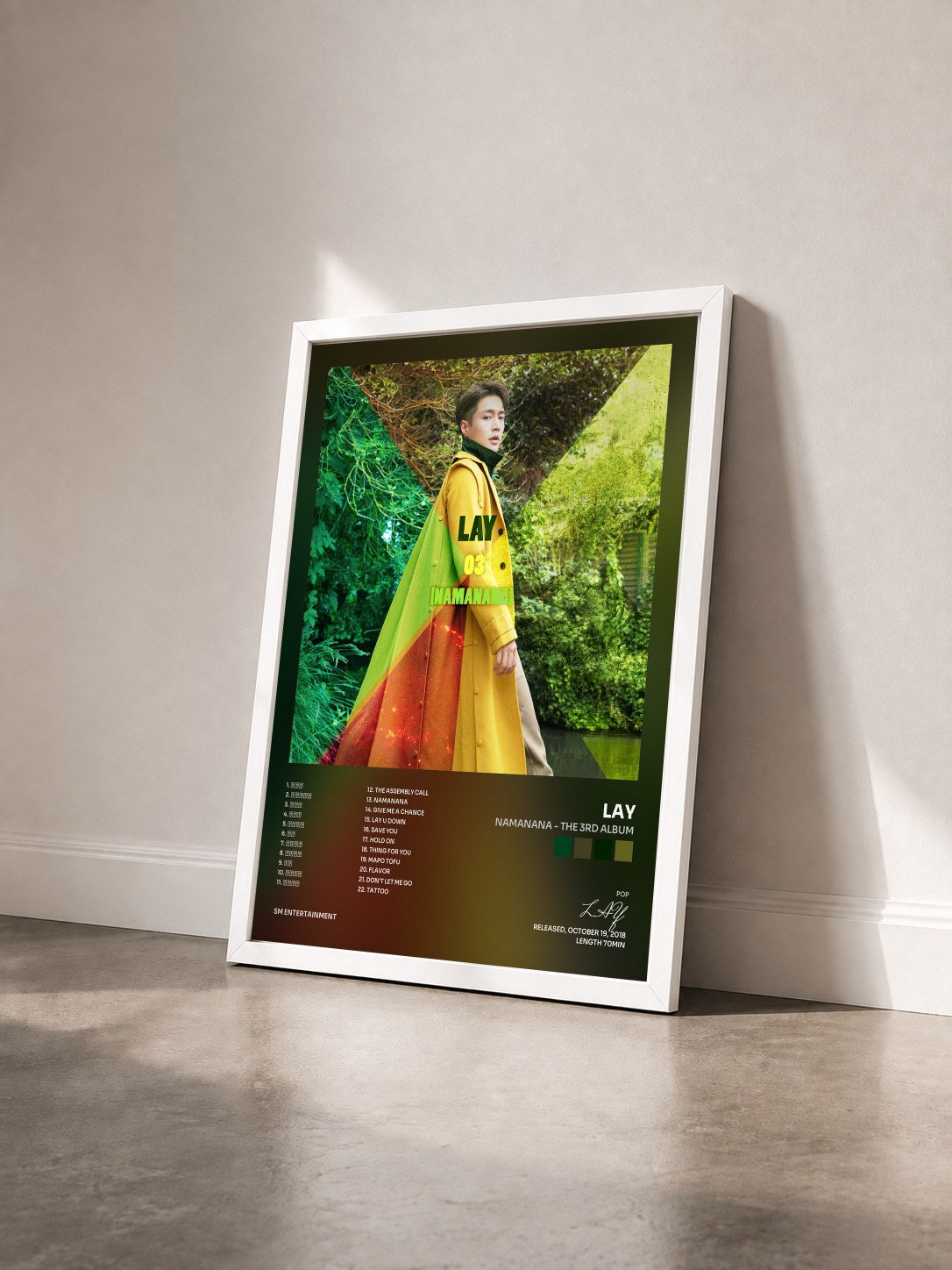 #blanc Tableau de l'album NAMANANA - The 3rd Album de LAY vu de trois quarts, cadre blanc