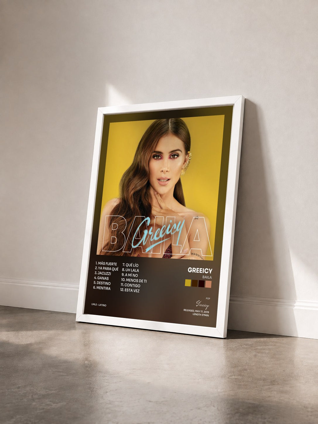 #blanc Tableau de l'album Baila de Greeicy vu de trois quarts, cadre blanc