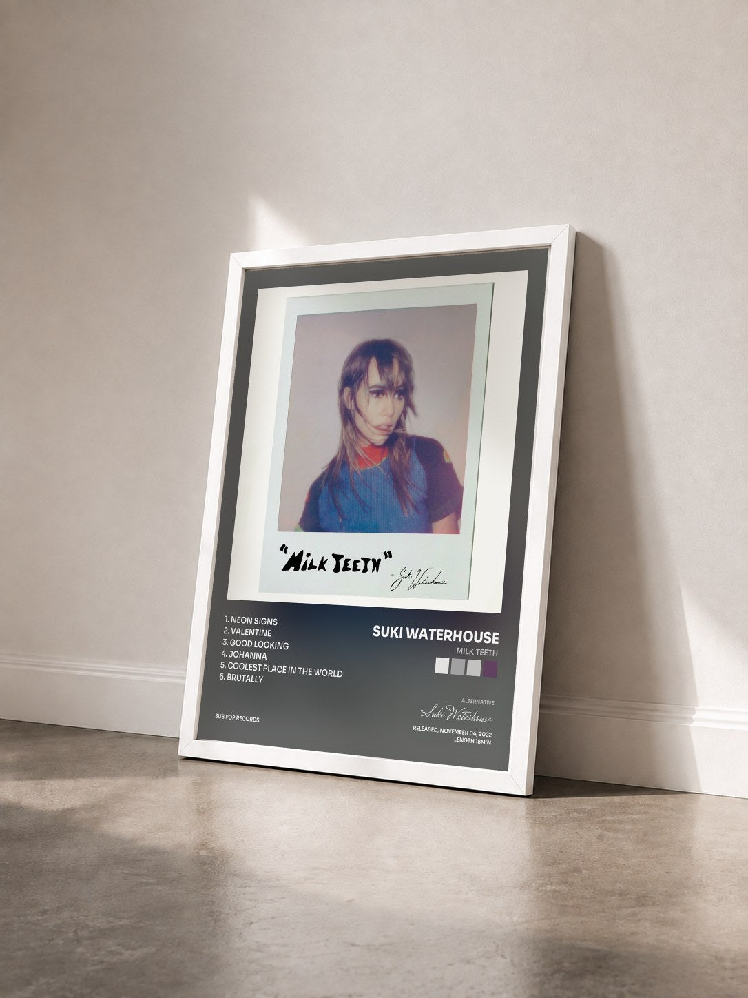 #blanc Tableau de l'album Milk Teeth de Suki Waterhouse vu de trois quarts, cadre blanc