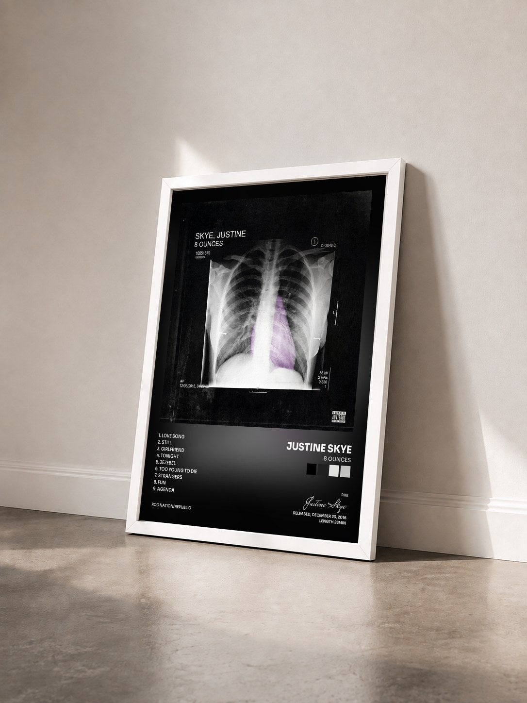 #blanc Tableau de l'album 8 Ounces de Justine Skye vu de trois quarts, cadre blanc