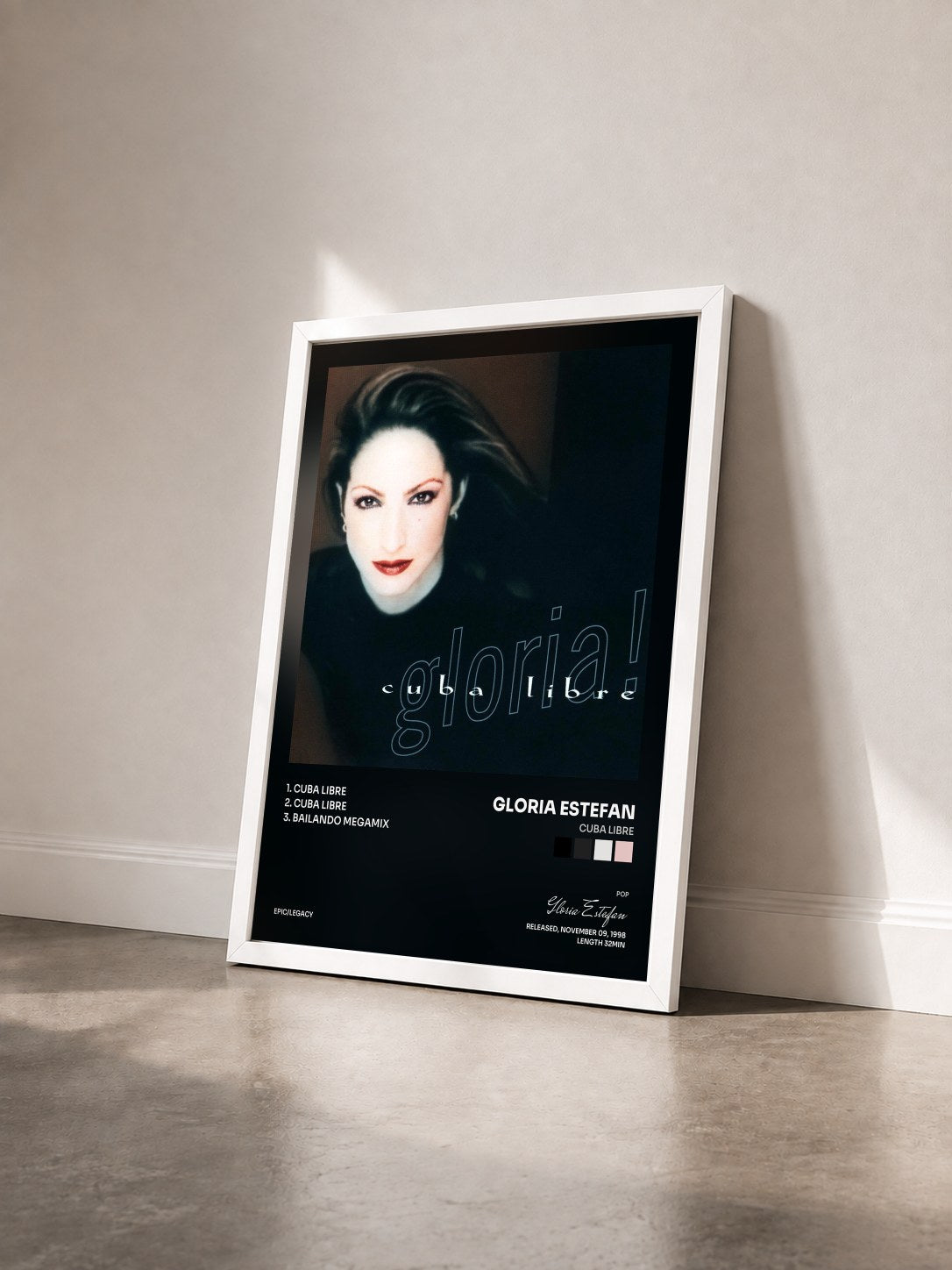 #blanc Tableau de l'album Cuba Libre de Gloria Estefan vu de trois quarts, cadre blanc