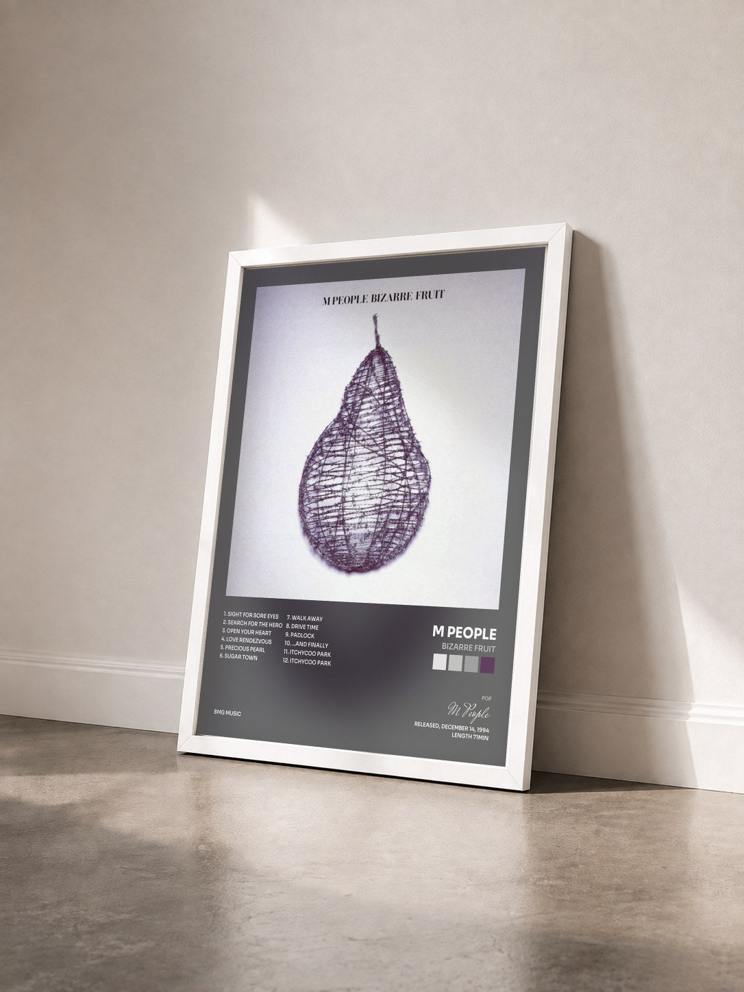 #blanc Tableau de l'album Bizarre Fruit de M People vu de trois quarts, cadre blanc