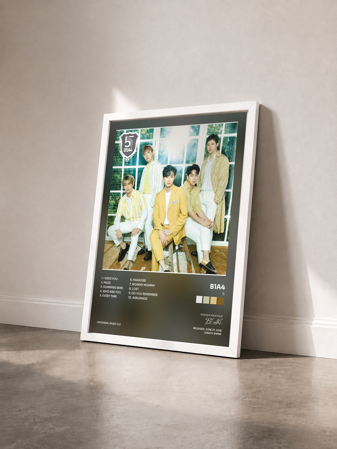 #blanc Tableau de l'album 5 de B1A4 vu de trois quarts, cadre blanc