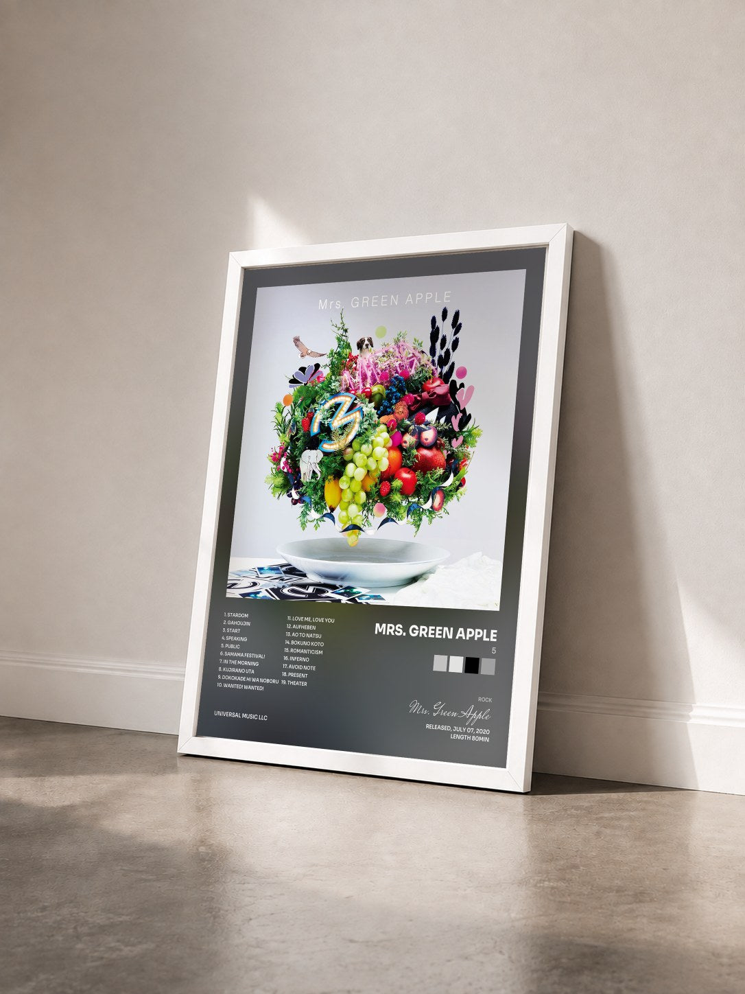#blanc Tableau de l'album 5 de Mrs. Green Apple vu de trois quarts, cadre blanc